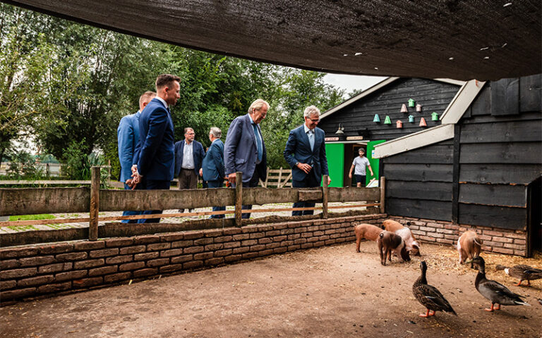 Jaap Smit en Michael van Hoorne kijken naar biggetjes op Avonturenboerderij Molenwaard