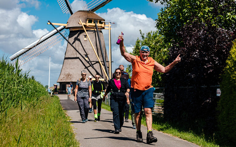 Wandelaar juicht tijdens Vierdaagse Alblasserwaard