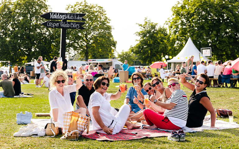 Groep mensen picknickt op foodtruck festival Gorinchem